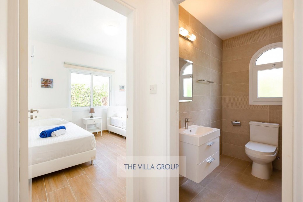 Twin bedroom with adjacent bathroom