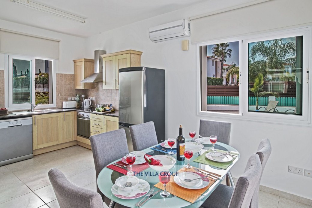 Dining area and fully equipped kitchen