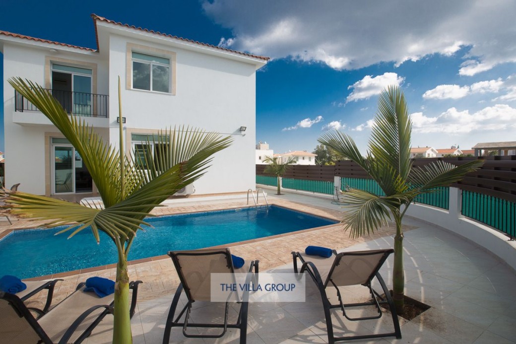 Palm trees, sunbeds and swimming pool