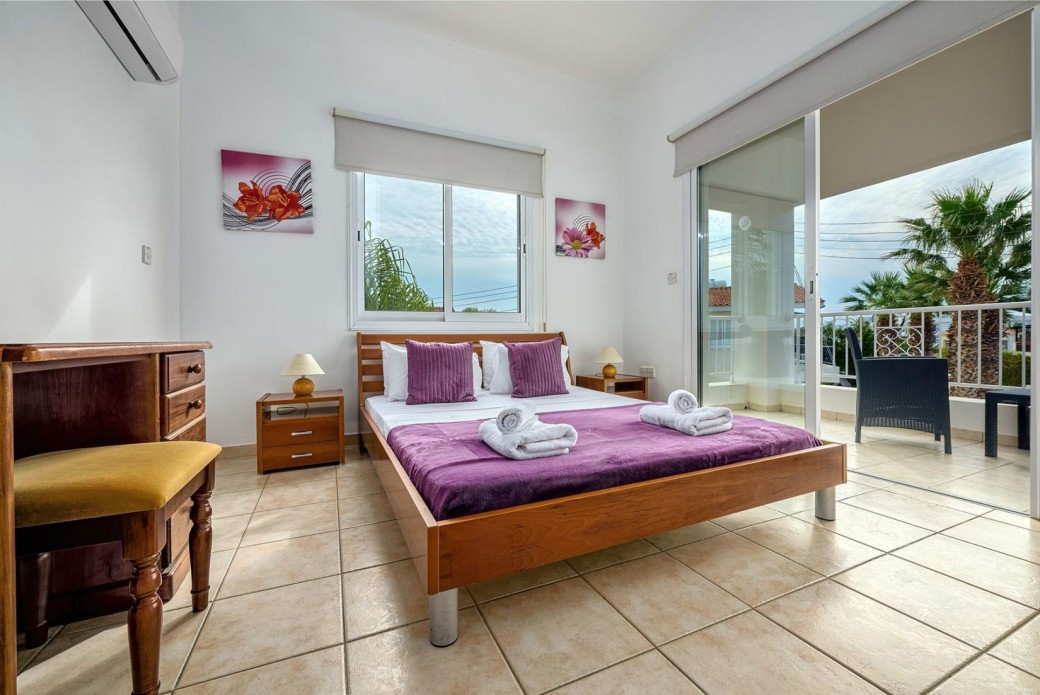Double bedroom with patio doors to balcony