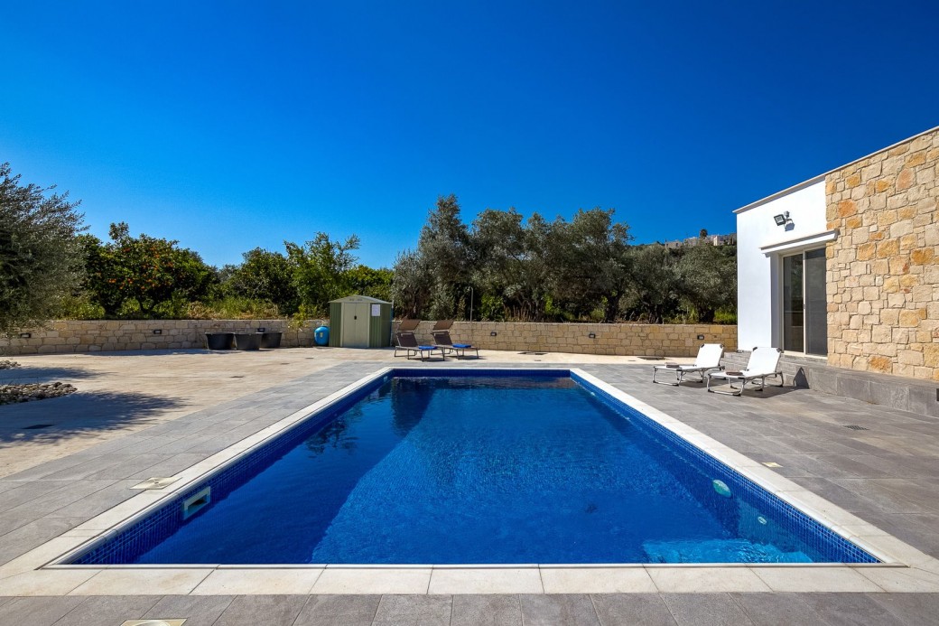 Swimming pool 8m x 4m (1.70 depth)