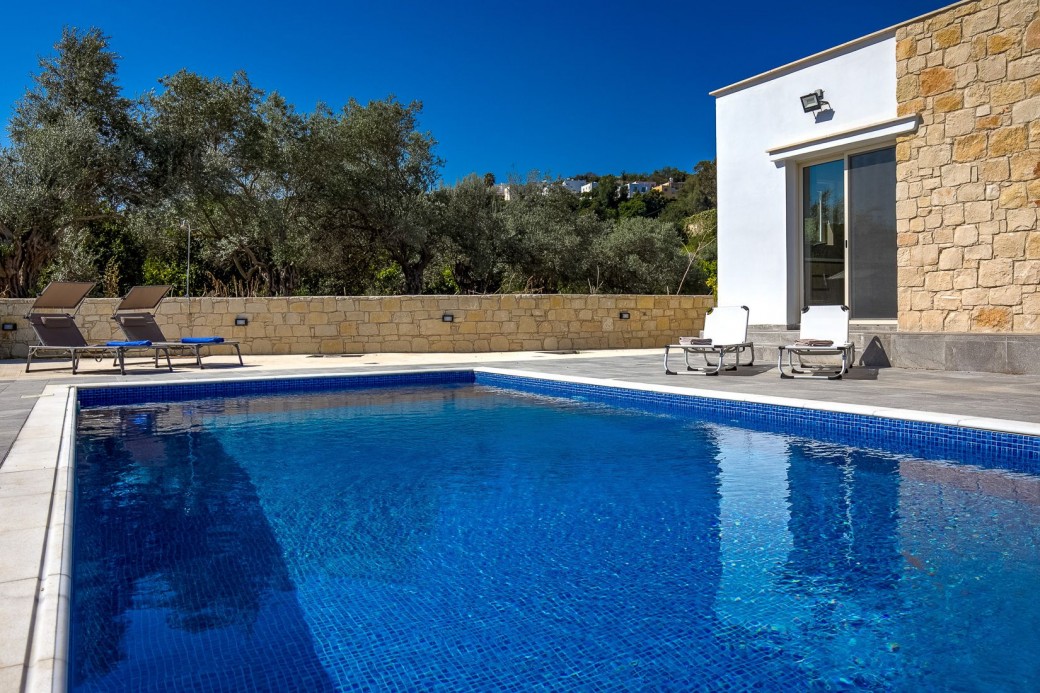 Walk-in steps to the swimming pool