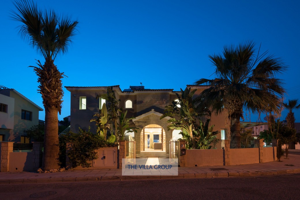 6 bedroom villa with private swimming pool