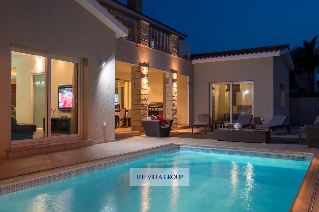 8m x 4m private swimming pool with walk-in steps