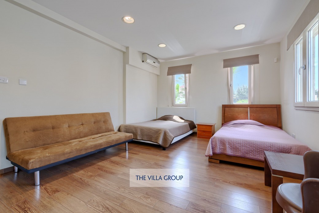 Twin bedroom in family suite