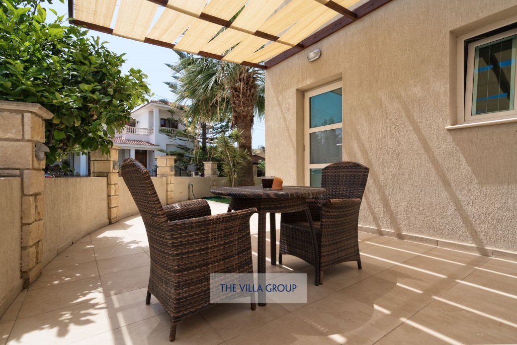 Side area with small table and chairs