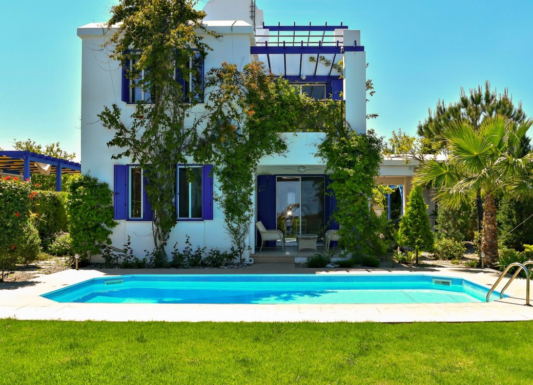Within easy reach of the bustling harbour, bars, restaurants and charming shops