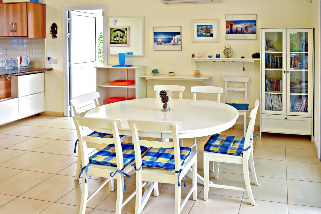 Dining area seating 6