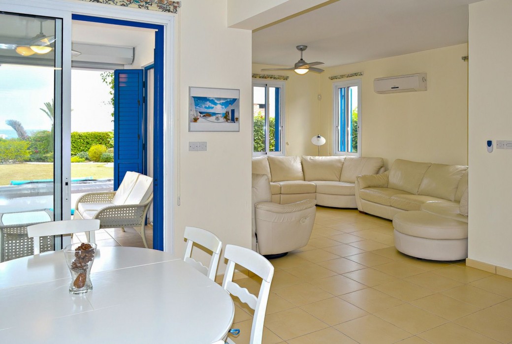 Generously proportioned living area flowing into a dining space