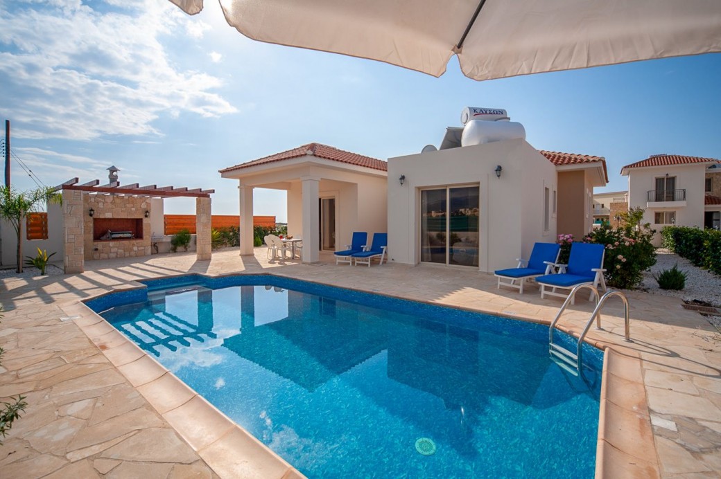 3 bedroom villa with 8m x 4m swimming pool located in Coral Bay