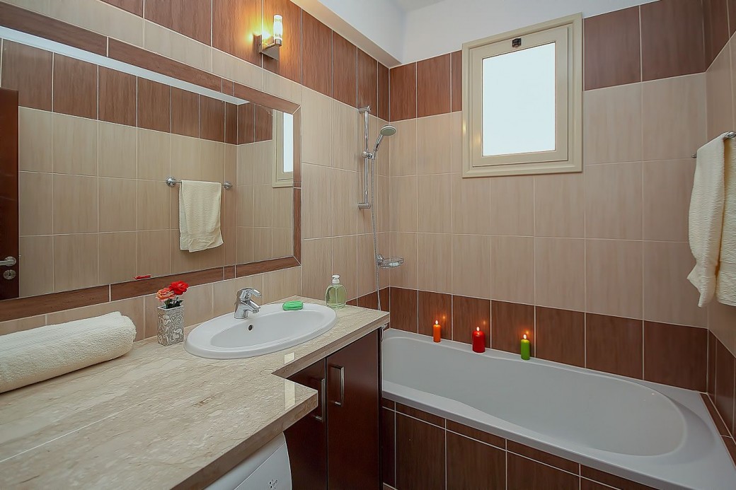 Family bathroom shared by the two twin bedrooms