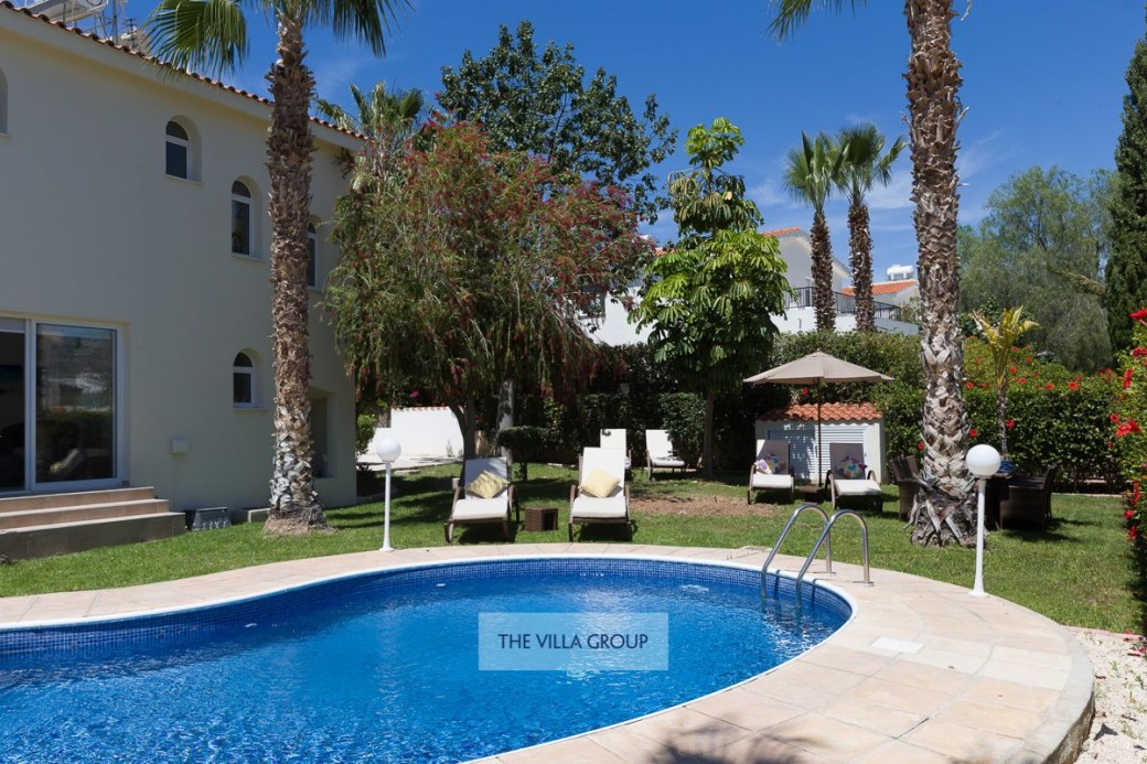 Kidney-shaped swimming pool