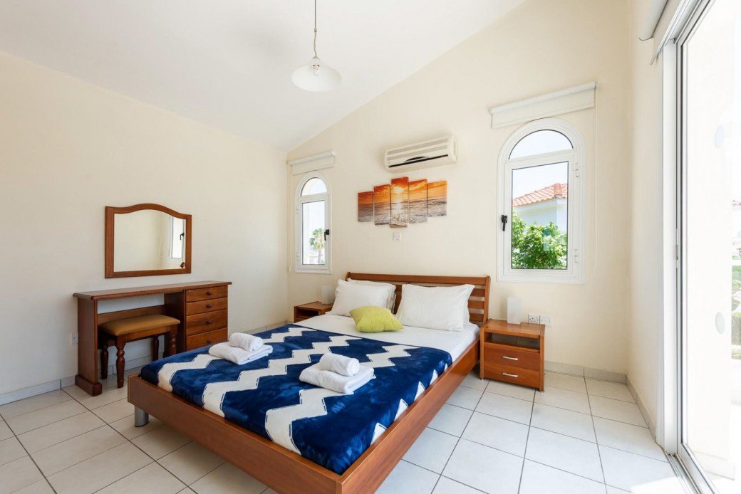 Bedrooms: 3 doubles and 1 twin 