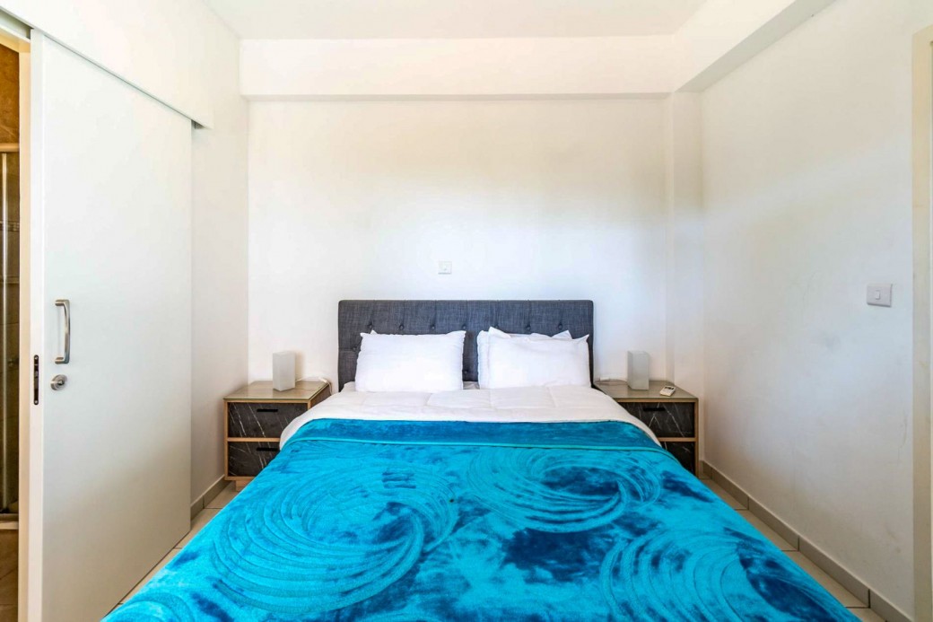 Double bedroom with en-suite shower room