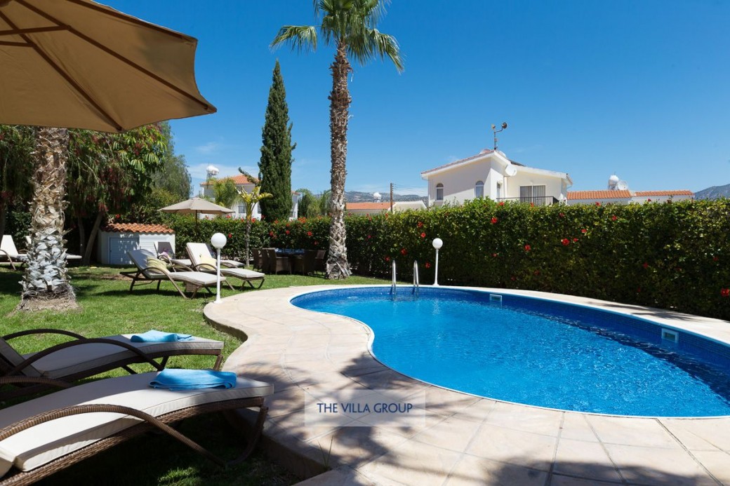 Kidney shaped swimming pool