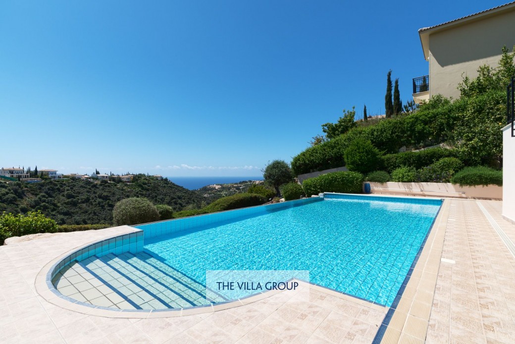 Swimming pool with walk-in steps