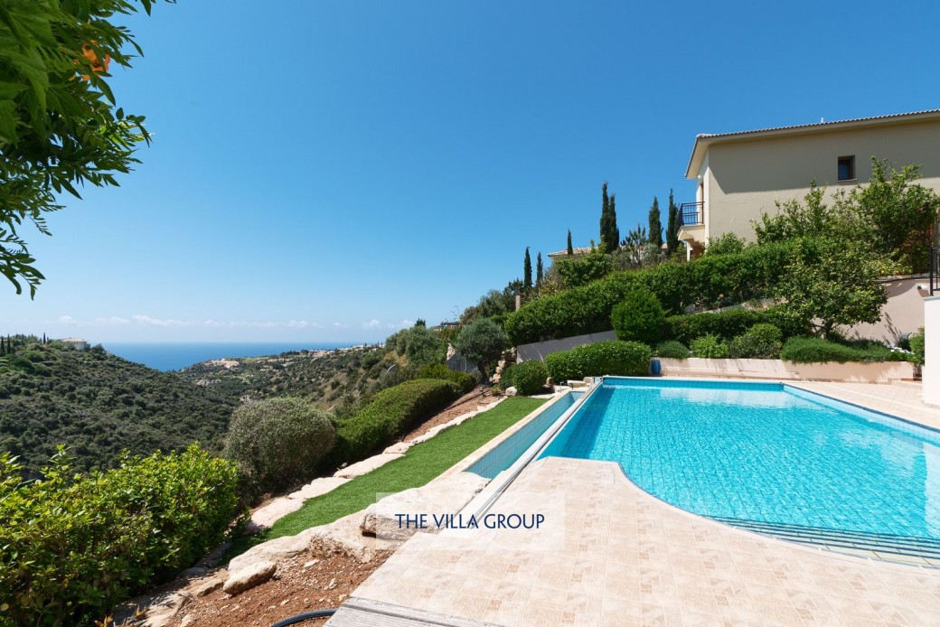 10m x 5m infinity-edge swimming pool