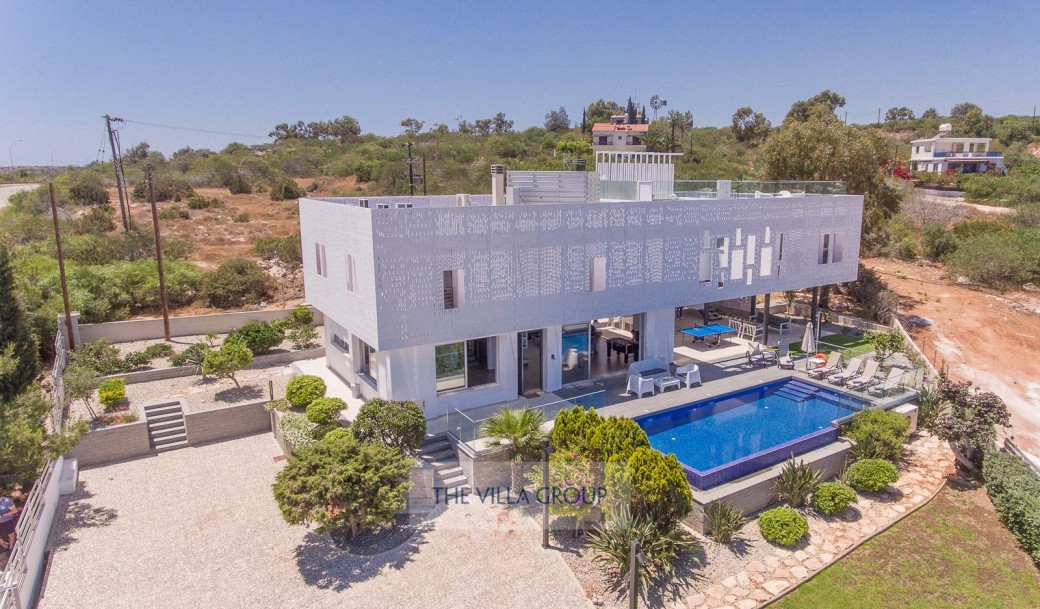 Beautiful, newly-renovated and modernised 6 bedroom villa 