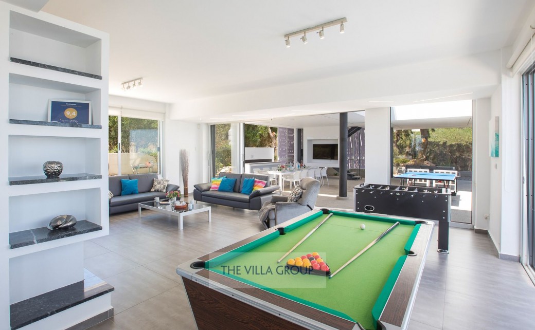 Pool table