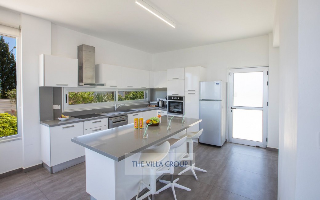 Breakfast bar with seating area