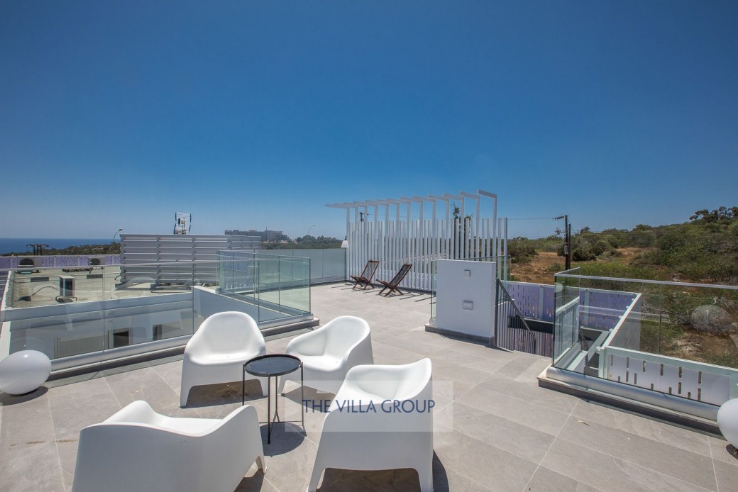 Large roof terrace with a seating area
