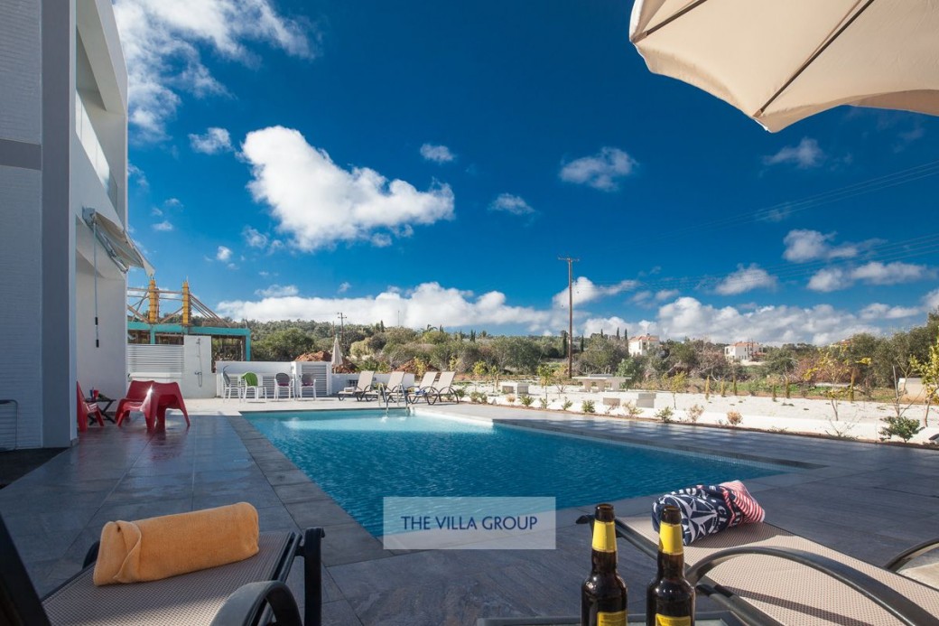 Overflow swimming pool