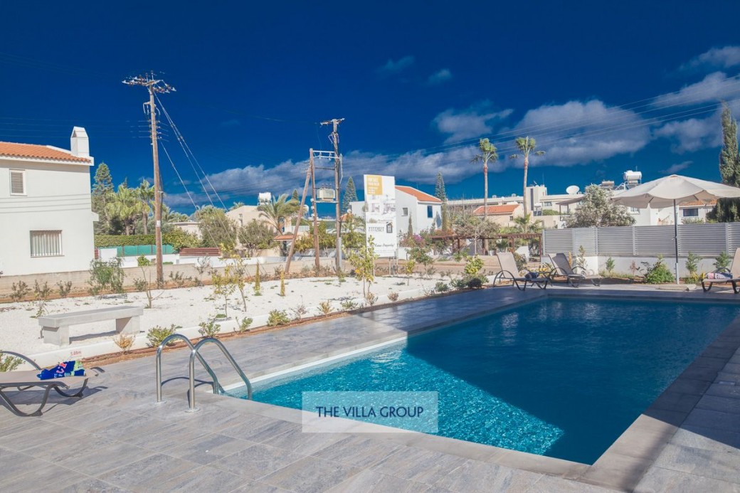 Overflow swimming pool