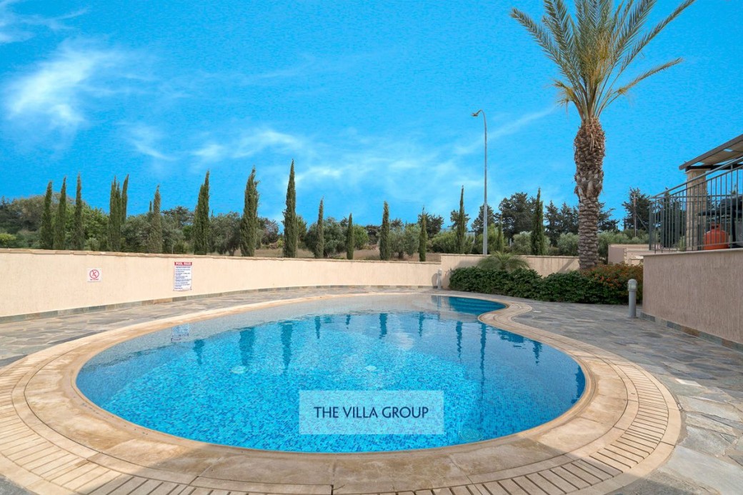 Kidney shaped swimming pool