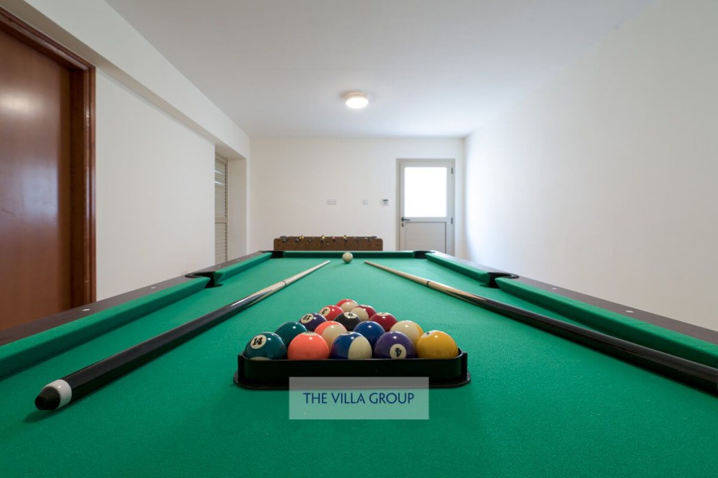 Pool table
