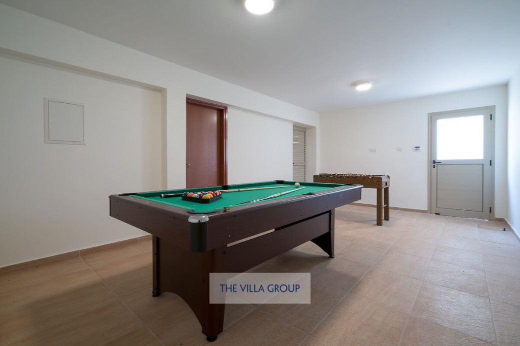 Pool table on lower ground floor