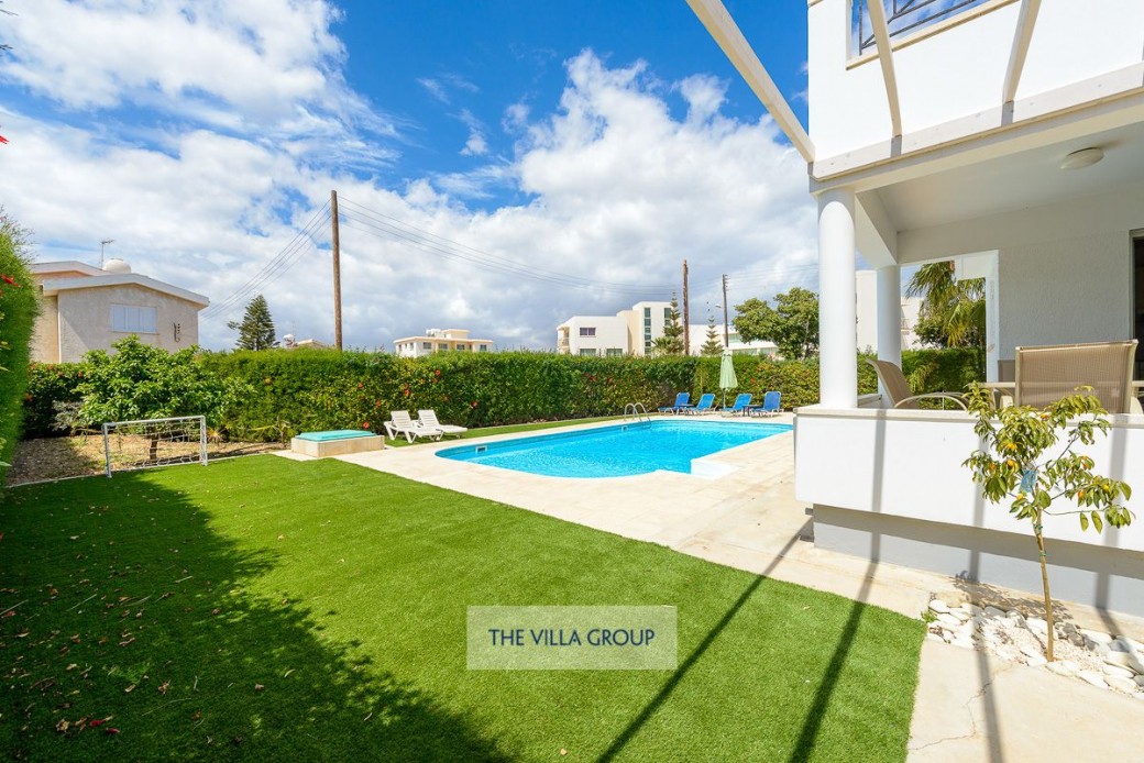 Spacious swimming pool and garden area