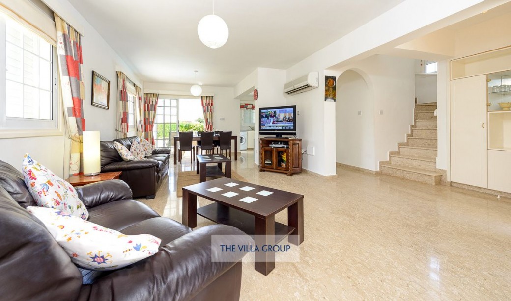 Spacious open plan living, dining and kitchen area