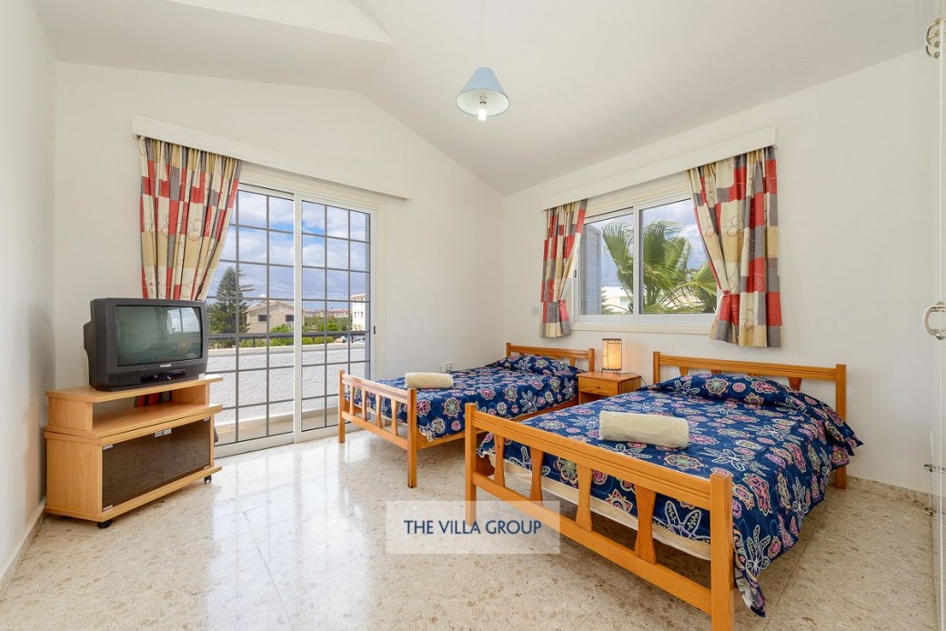 Twin bedroom with balcony