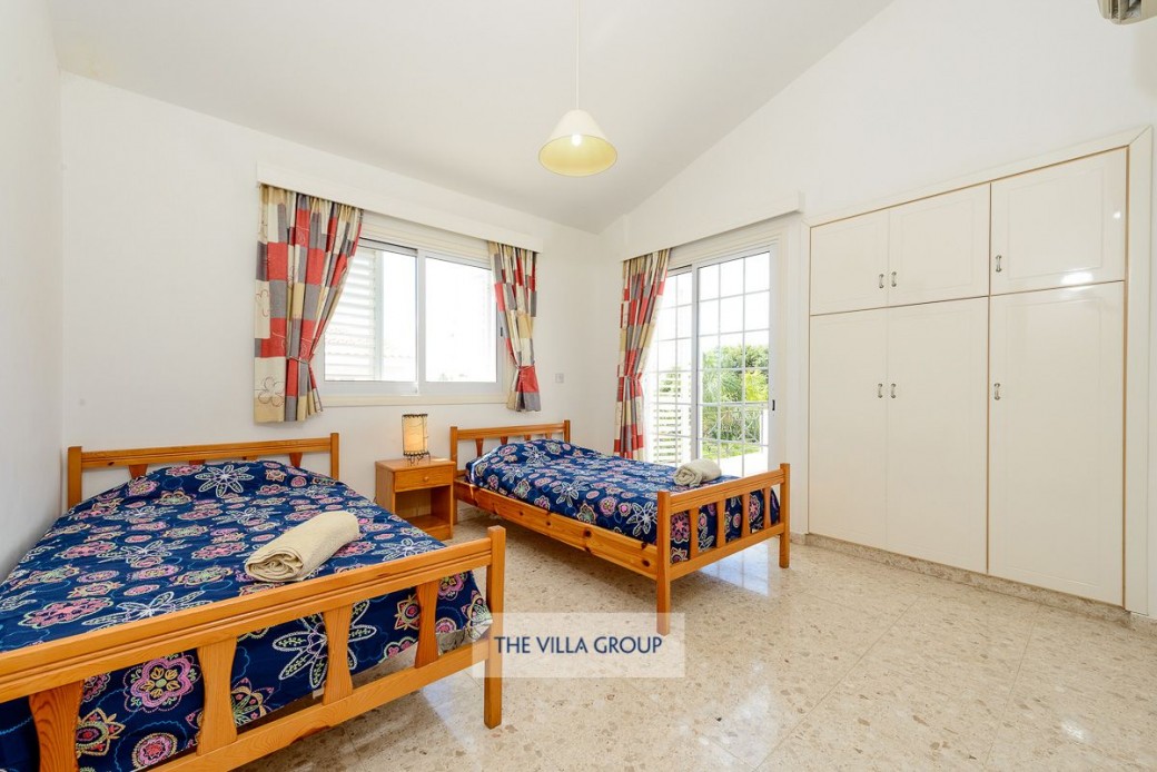 Twin bedroom with balcony