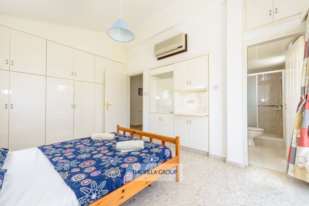 Double bedroom with en-suite shower room