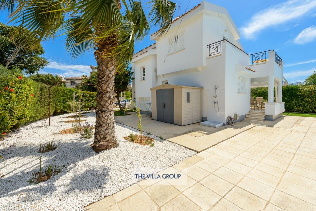 Exterior of the villa as seen from the street