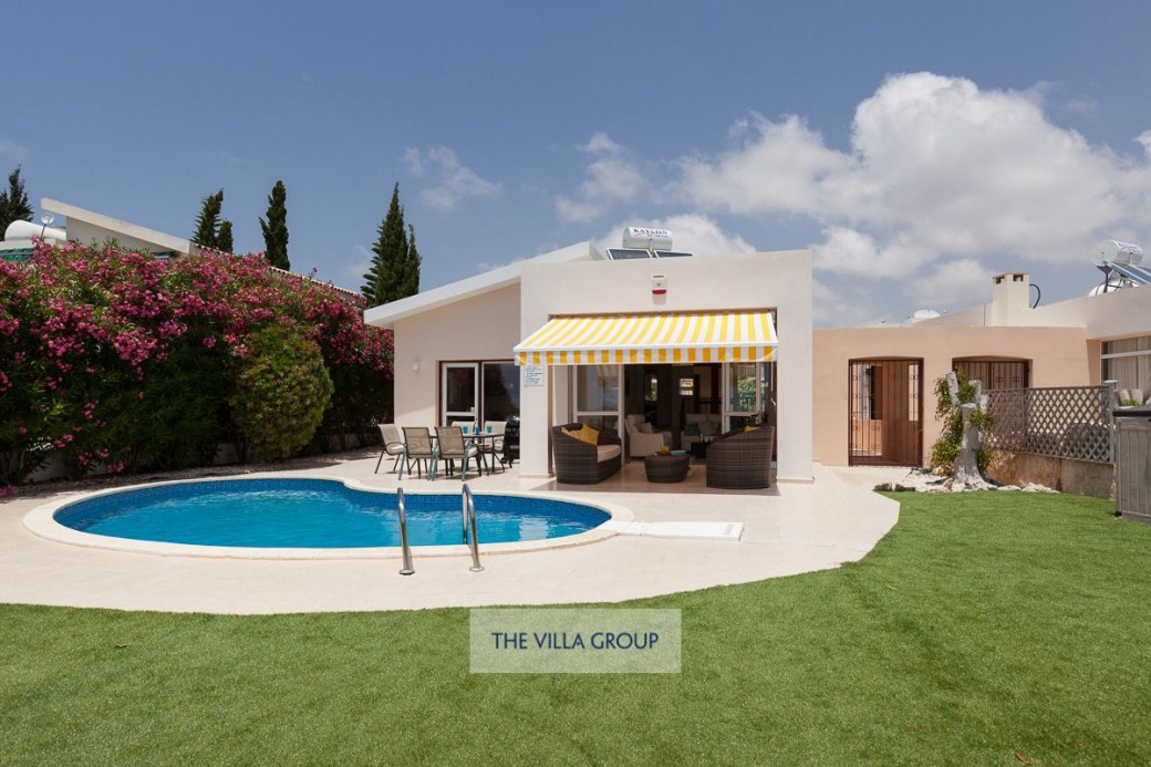 Three bedroom bungalow style villa sits on a small development on the outskirts of Coral Bay Resort, yet only a few minutes' walk from the resort centre and beach