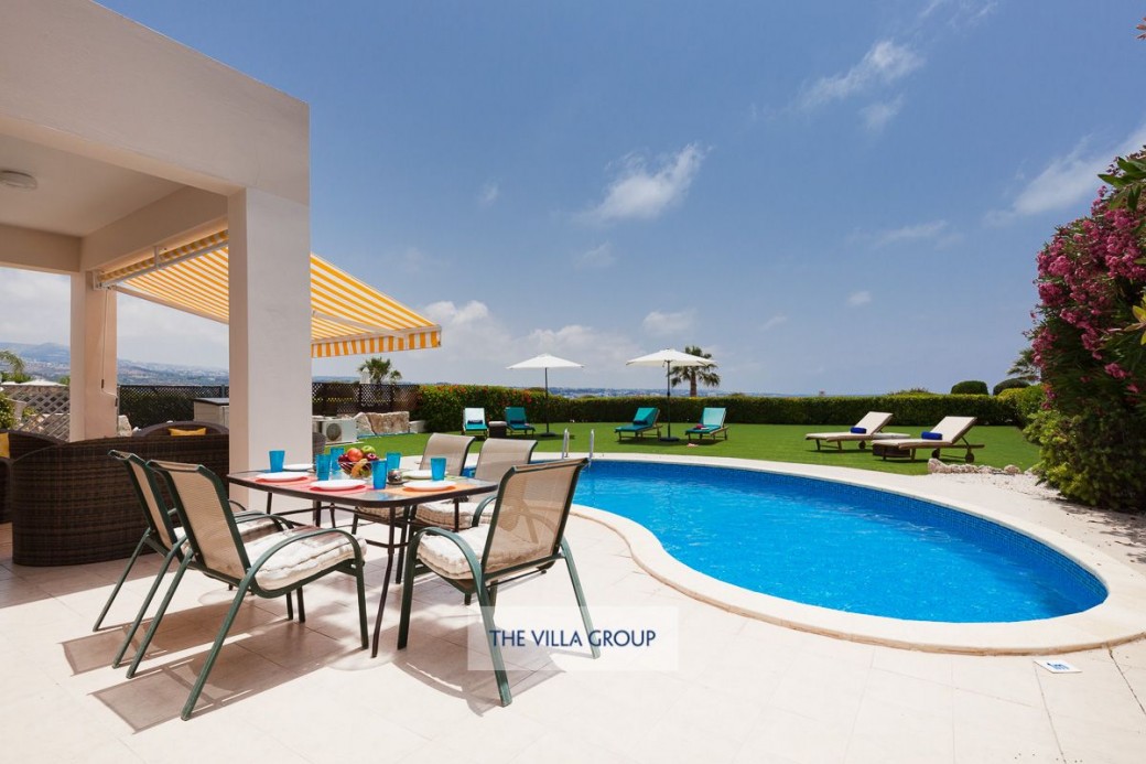 Al fresco dining by the swimming pool