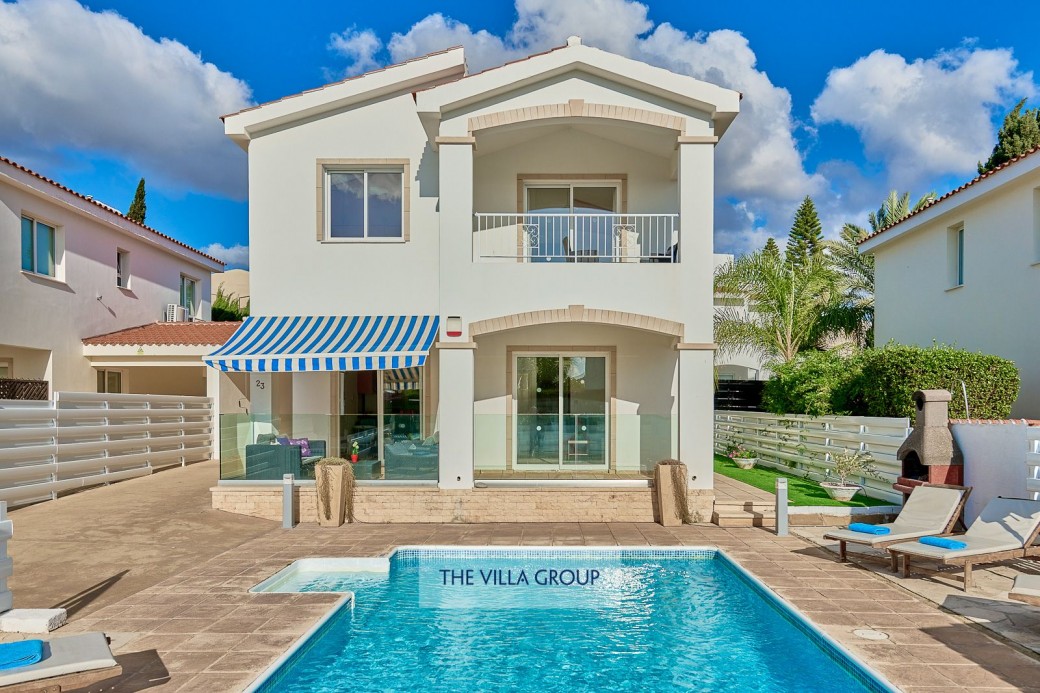 8m x 4m private swimming pool features walk in steps (depths 0.90m x 1.90m)