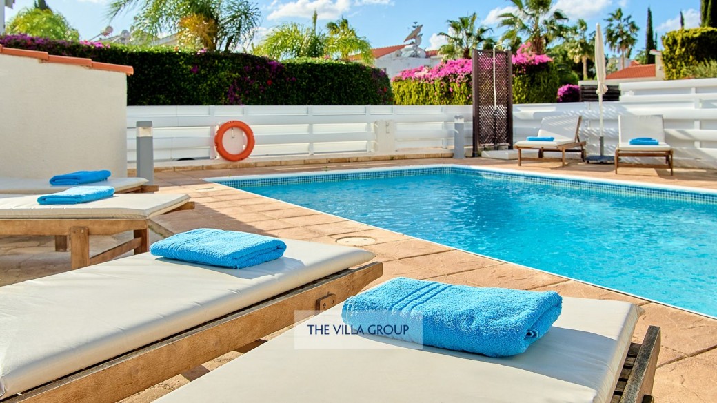 Walking distance to Coral Bay Beach