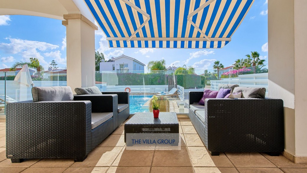 Walking distance from supermarkets, restaurants and the beach