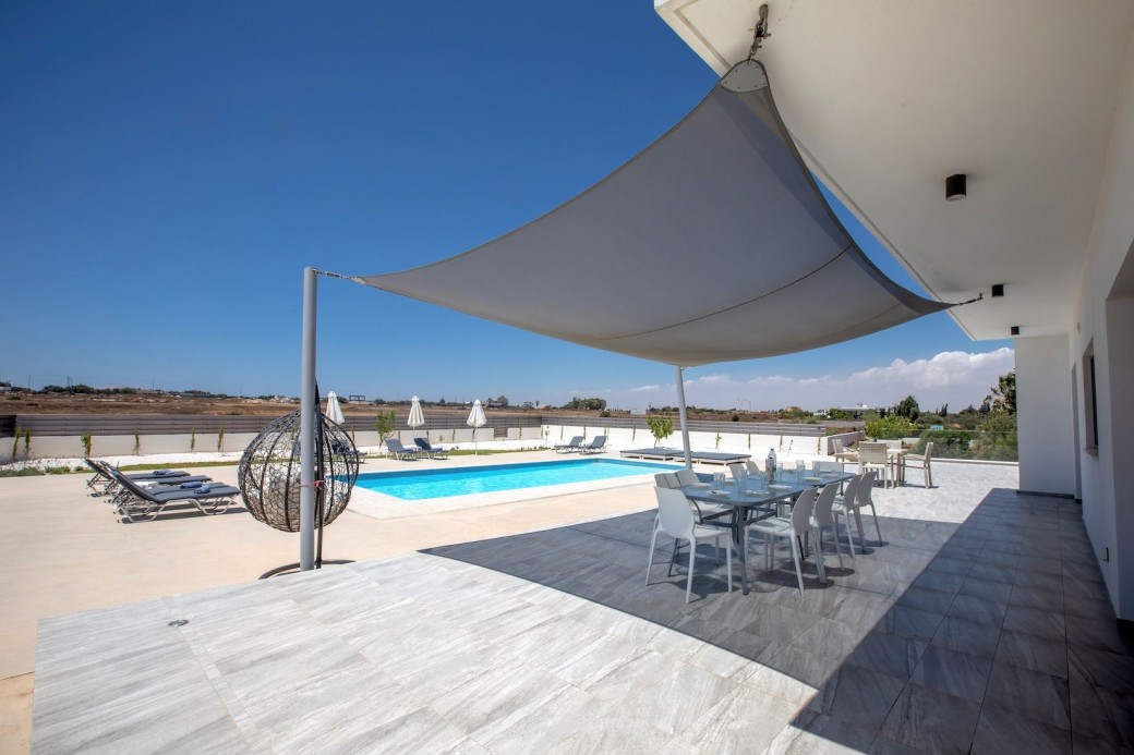 Spacious furnished outside area