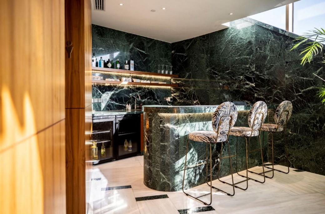 Enjoy exclusive access to the 24/7 gym, sauna, steam bath, lounge area, and pool within the 360 building