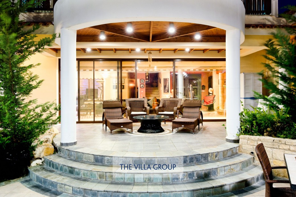 Furnished terrace area