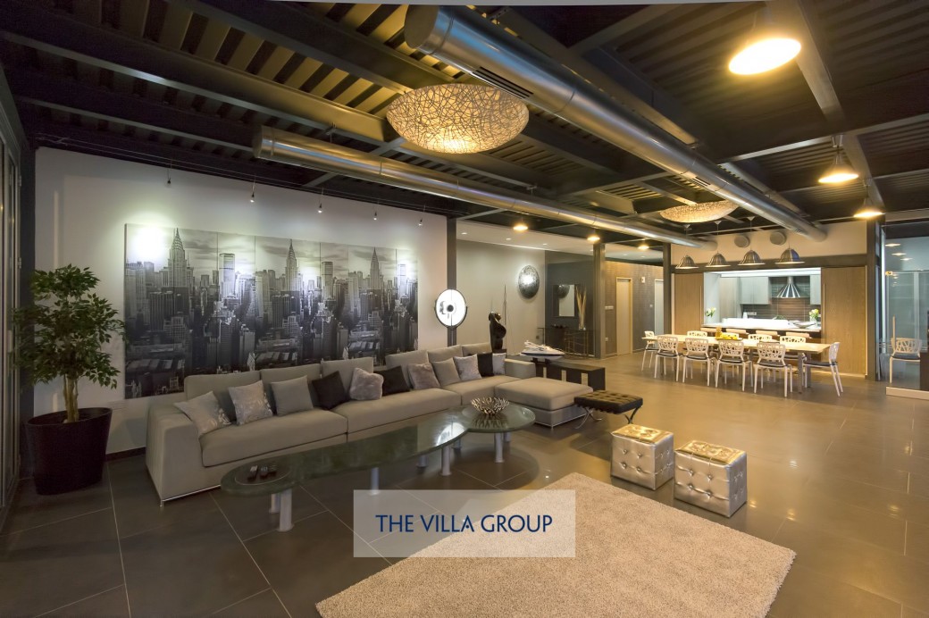 Spacious living, dining and kitchen area