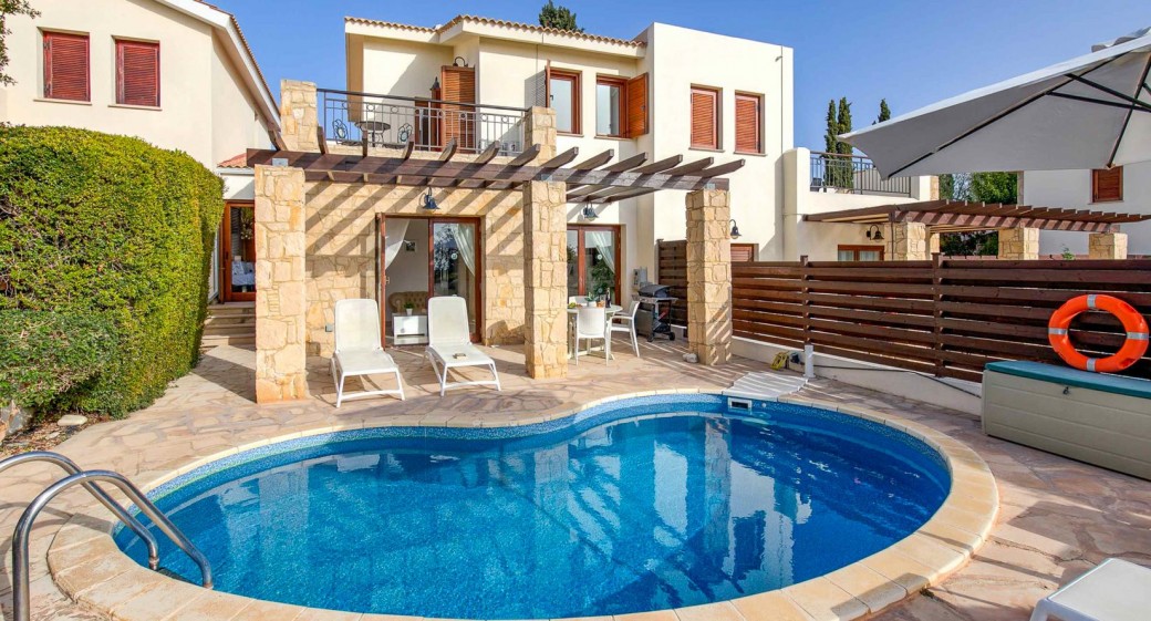 Kidney shaped swimming pool