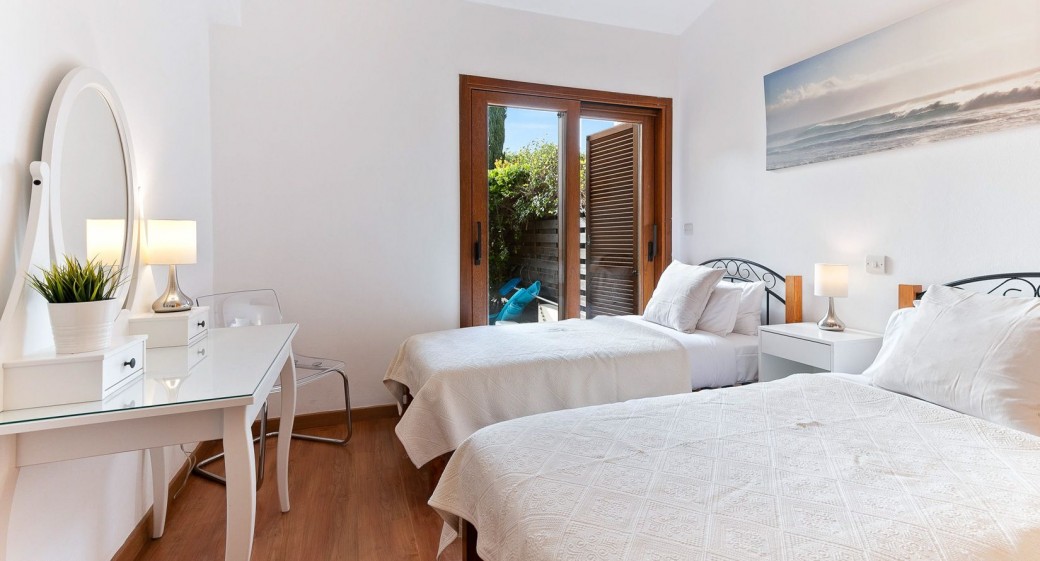Twin bedroom