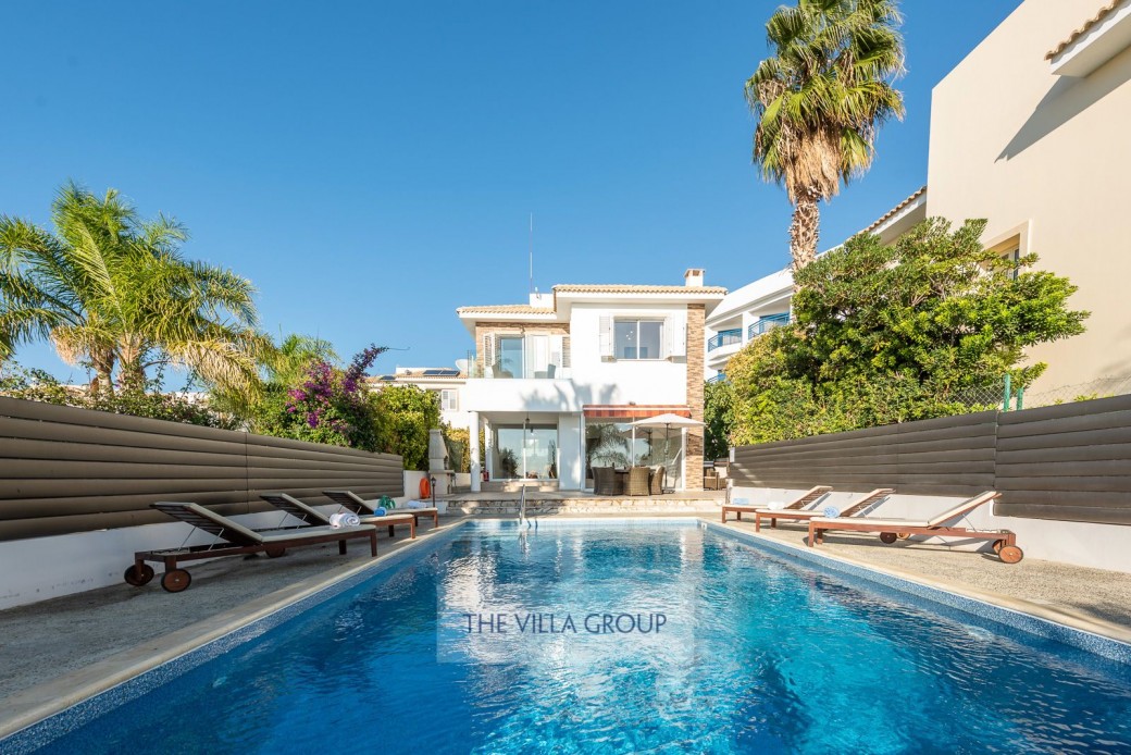Five bedroom villa located in Coral Bay