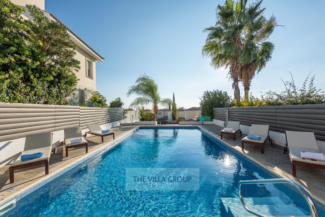 10m x 5m private swimming pool (depth: 1.10m x 1.85m) 