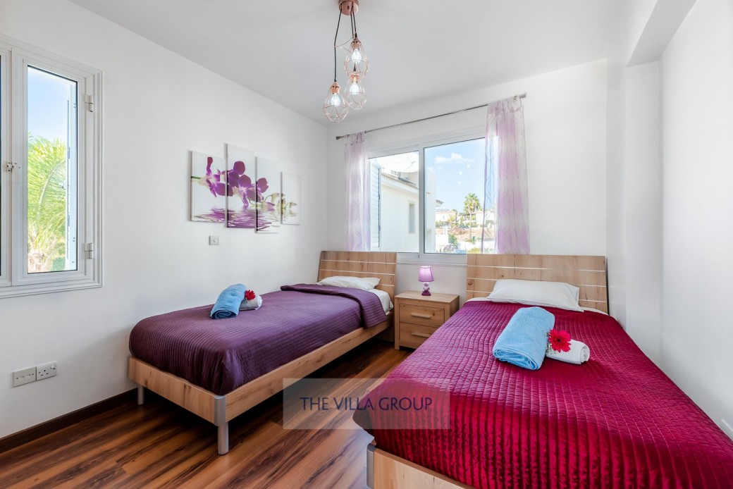 Twin bedroom